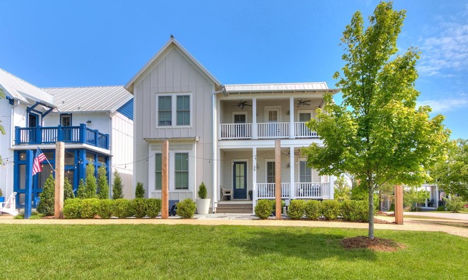 Carlton Landing House | Carlton Landing- Beautiful home overlooking Redbud Park