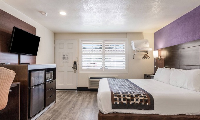 Munras Avenue Hotel | Carmel Hill Lodge