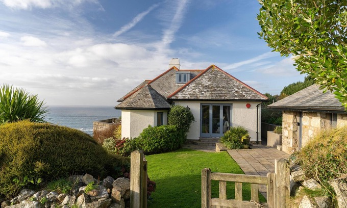Zennor House | Carn Cobba - sprawling home with spectacular views, dog friendly, parking