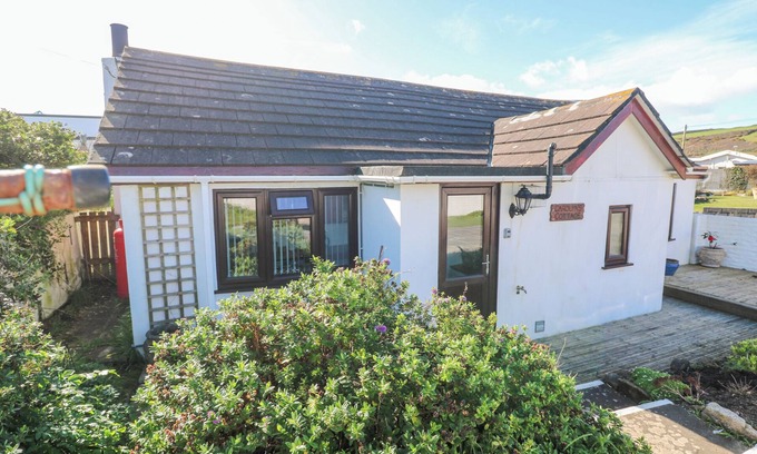 Praa Sands Cottage | CAROLYNS COTTAGE, pet friendly, country holiday cottage in Praa Sands