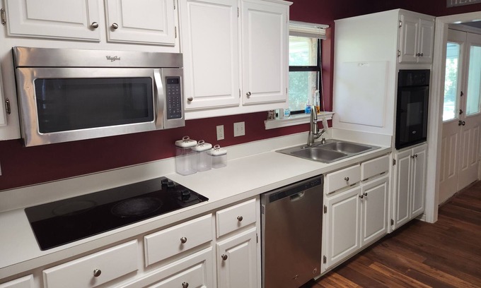 Cedar Hill House | Carousel Cottage - Quiet, Cozy, 15 minutes from Downtown Dallas!