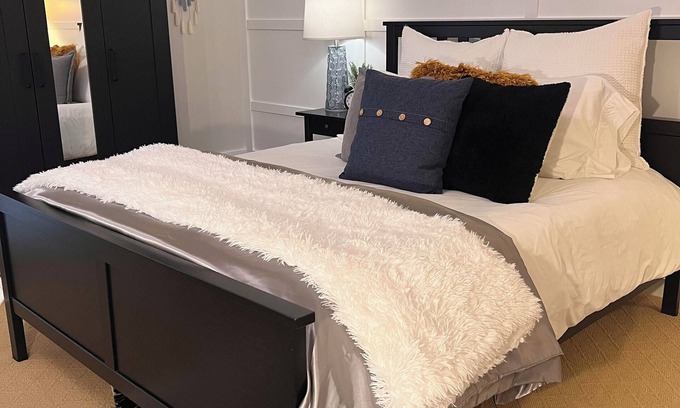 Issaquah Apartment | Carriage House on Cougar Mountain Private Studio Retreat-Close to Businesses