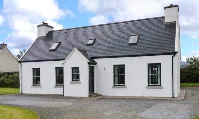 Beenbane Cottage | CARRIG MOR, family friendly in Waterville, County Kerry