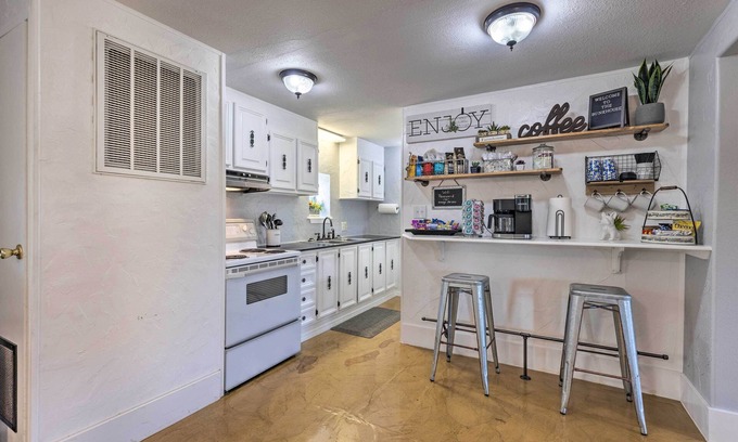 Carthage House | Carthage Family Home w/Porch + Horse Boarding