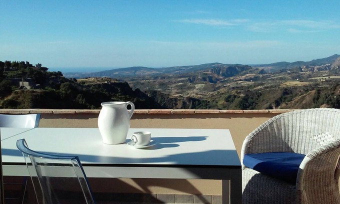 Santa Caterina dello Ionio Apartment | Casa Vacanze con Terrazzino Panoramico e Arredi di Design