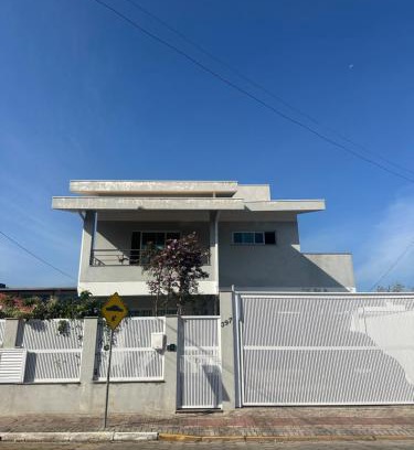 Zimbros House | Casa 2 quartos e uma suíte