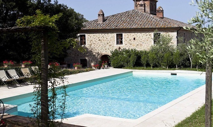 Rapolano Terme House | Casa Adalmina A: A pleasant and spacious apartment that is part of an ancient country house built on a hillside, surrounded by meadows and woods.