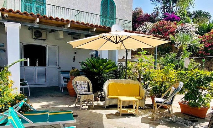 Succhivo Cottage | "Casa Angiolina" 1 minute from the world-famous Fumarole beach.