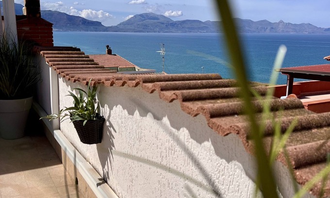 Balestrate Apartment | Casa Anna 800 meters from the SEA .