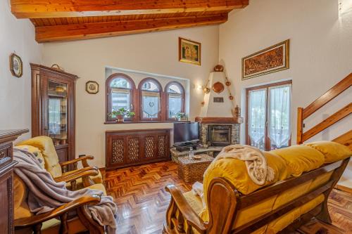 Entreves Apartment | CASA BEATRICE - Wifi, Parcheggio e Vista Montagna - COUR 0231