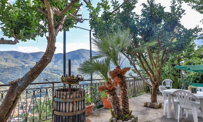 Piazza-Tralia-Pendolo Apartment | Casa Belvedere - One Bedroom Apartment, Sleeps 3