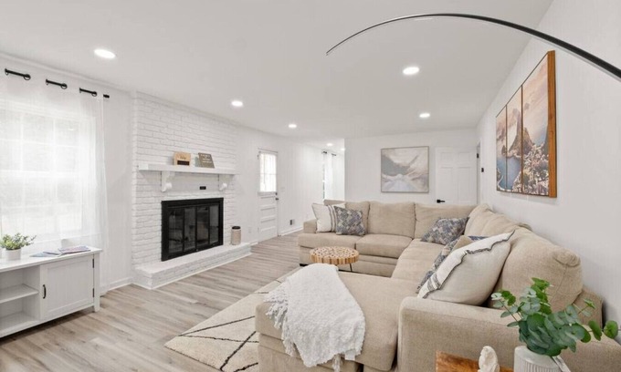 Decatur House | Casa Blanca: 6BR Luxury + Game Room, Minutes from Atlanta