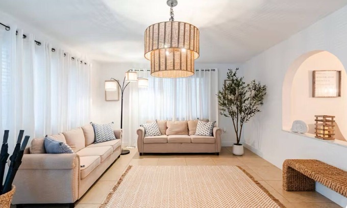The Roads Villa | Casa Brickell. Prime Location! Coastal Vibes. Free Parking. Sleeps 14.