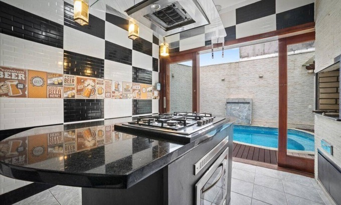 Centro House | Casa com Piscina na Enseada a 50 Metros da Praia