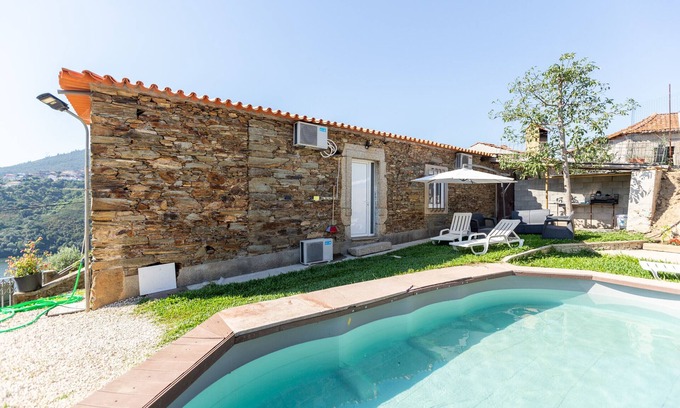 Castelo de Paiva Ski Chalet | Casa das Dognas by Hopstays | River View