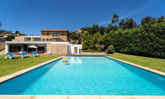 Sao Martinho de Silvares House | Casa de Silvares Fafe - Moradia Premium com piscina by House and People