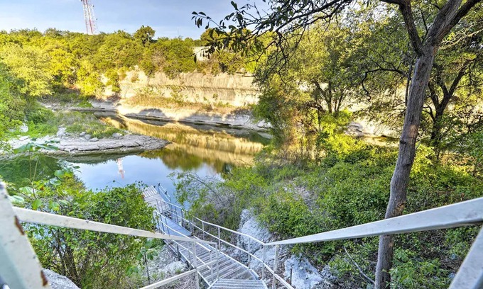 Clifton House | Casa del Lago! Lakefront Retreat with Semi-Private Cove, Deck, and Firepit - Ideal for R&R!