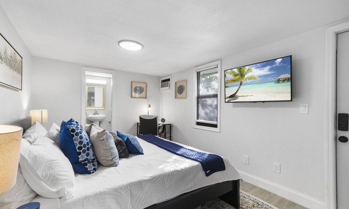 Southwest House | Casa del Sol - Mins to PB Int + Beaches
