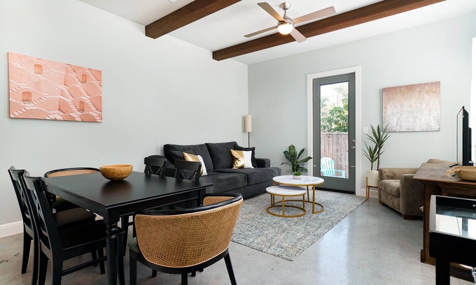 Historic Garderns House | Casa Dolce Vita by the Alamodome - Pet Friendly