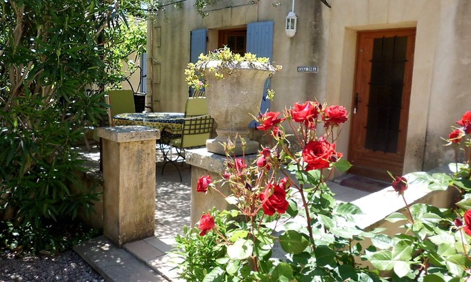 Rognonas Cottage | "Casa Dora" - sleeps 4, 2bed 2bath self catering Apartment heart of Provence