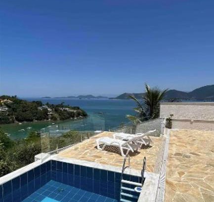 Biscaia House | Casa em Angra com 4 quartos, churrasqueira, piscina, sinuca e quadra privativa