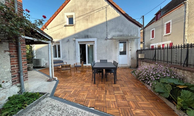 Saint-Satur House | Casa Eva: Sancerrois town house with courtyard, terrace and barbecue