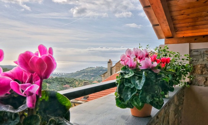 Civezza House | (Casa Felice is a two bedroom apartment sleeps 5)