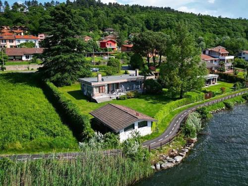 Varano Borghi Villa | Casa Gaiani Villetta in riva al lago vista mozzafiato