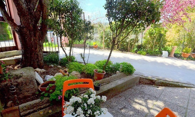 Spoleto House | Casa Geranio D: A modern and graceful two-story cottage situated in a quiet location, a few minutes from the town center, with Free WI-FI.