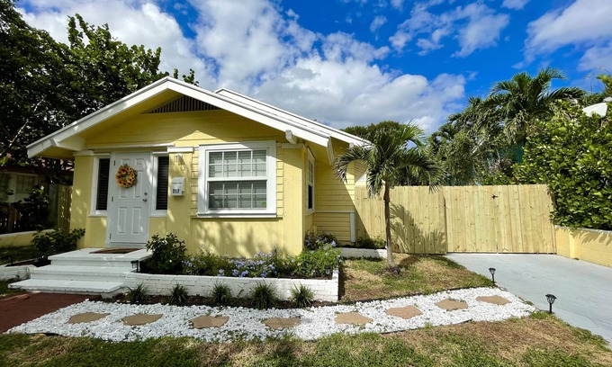 Grandview Heights House | Casa Gialla: Entire House in West Palm Beach, minutes to Downtown & Palm Beach!