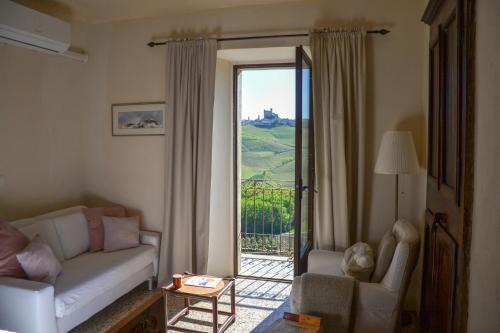 Monforte d'Alba Apartment | Casa Guglielmo with a castle view