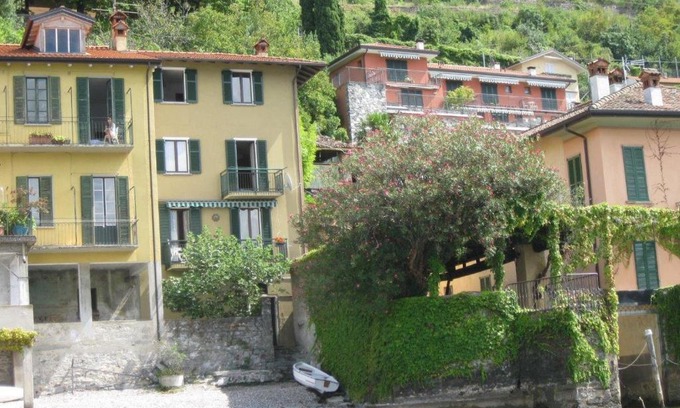 Fiumelatte House | CASA IN RIVA AL LAGO
