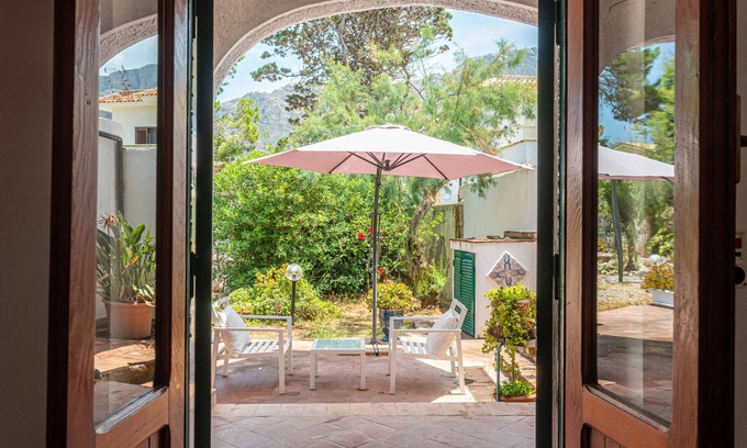 Isola delle Femmine Apartment | Casa Isotta con Giardino by Wonderful Italy