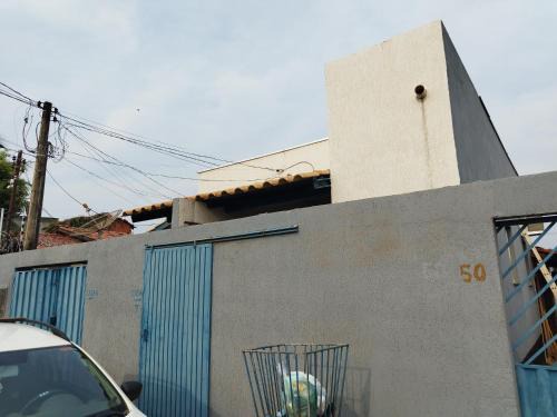 Plano Diretor Sul House | Casa kitnet Próx da Rodoviária c/suite e ar condicionado entrada individual . Geladeira e cozinha básica. Garagem pra carro.