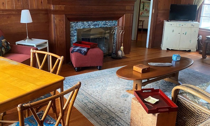 West Bradenton House | Casa La Flora -Casual Elegance & Old Florida Charm- Location, Location, Location