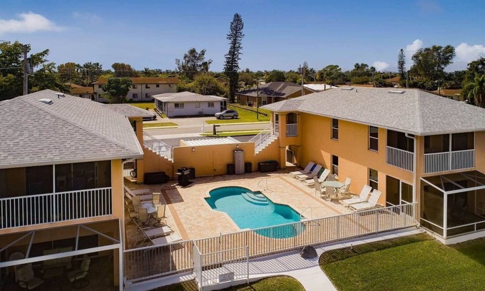 Pelican Apartment | Casa Laura Unit A - Lake Louise with a private pool