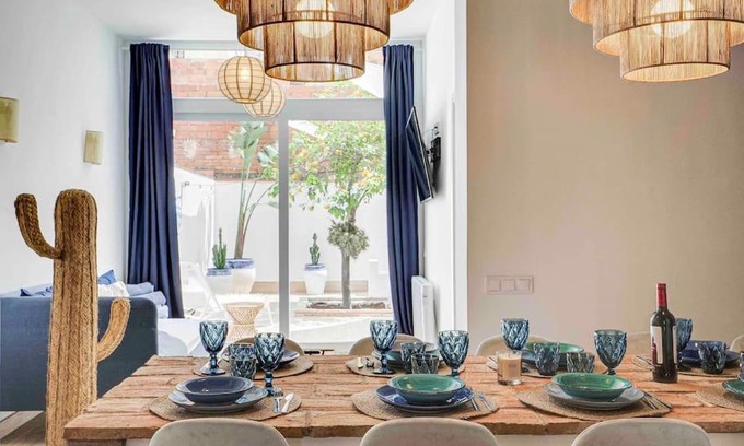 L'Hospitalet de Llobregat House | Casa Mandarina: 4 Bedrooms - 2 Terraces - Parking