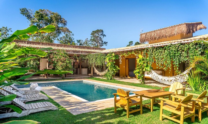 Trancoso House | Casa Manga Rosa Trancoso - A blanket of flowers