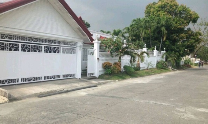 Las Pinas House | Casa Meyer's n500sq m lot, 300sq.m. BF Homes Int. with pool and Jacuzzi.