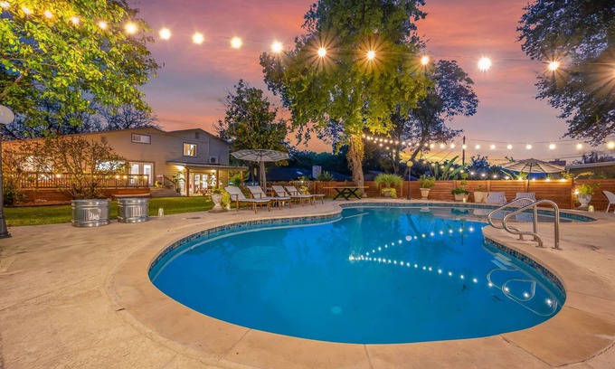 North Austin Civic Association House | Casa Pájaro | Hot Tub | Karaoke | Sleeps 16+