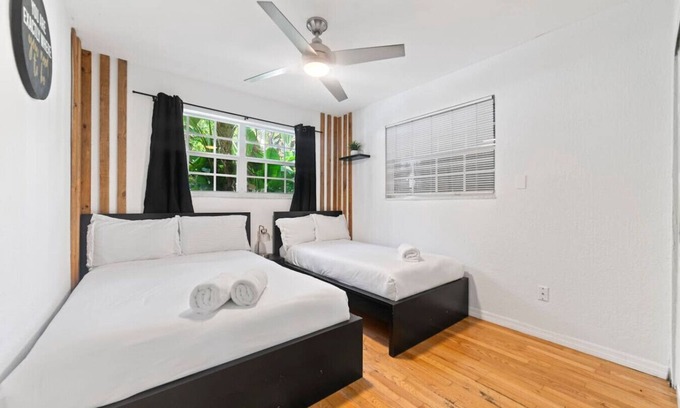 North Central Hollywood Villa | Casa Palma | Pool | 15min Beach | Pool table