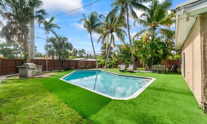 North Central Hollywood Villa | Casa Palma | Pool | 15min Beach | Pool table