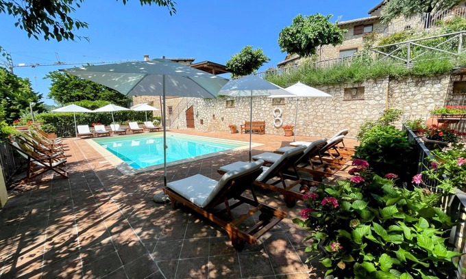 Strettura Apartment | Casa Piscina sleeps 5 with wifi, dishwasher, aircon, pool and pretty garden