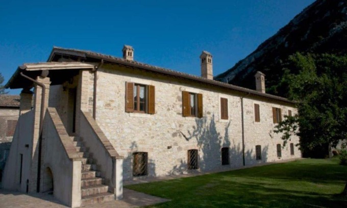 Pale House | Casa ridente nella valle del Menotre con giardino