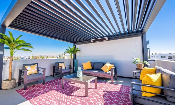 Marina del Rey House | Casa Rosada by Oraklus