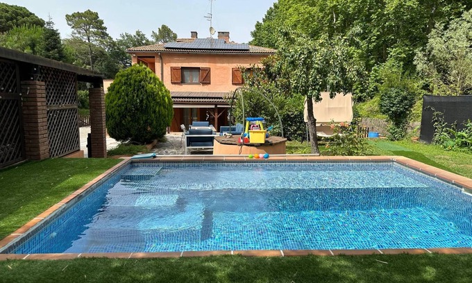Sant Celoni Ski Chalet | Casa Rural con Piscina, Climatizada Para 14 Personas