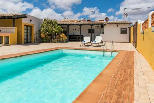 Tuineje Villa | Casa rural con piscina privada Manitaga.