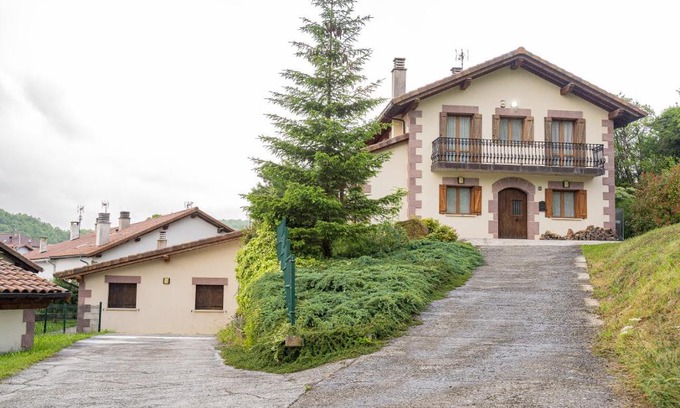 Bizkarreta-Gerendiain House | Casa rural Gibelea y Gibelea Txiki