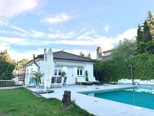 Navahondilla Villa | Casa Rural Madrid Pantano San Juan con Piscina y BBQ