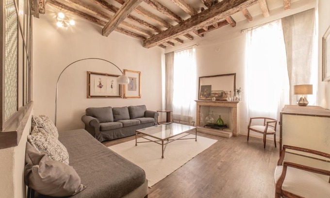 Old Town Apartment | casa sangiacomo quattro